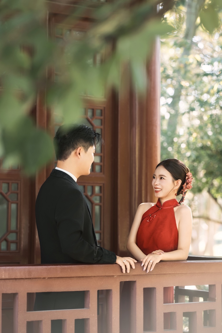 园林廊下,身着红裙的刘露与胡俊杰相视而笑